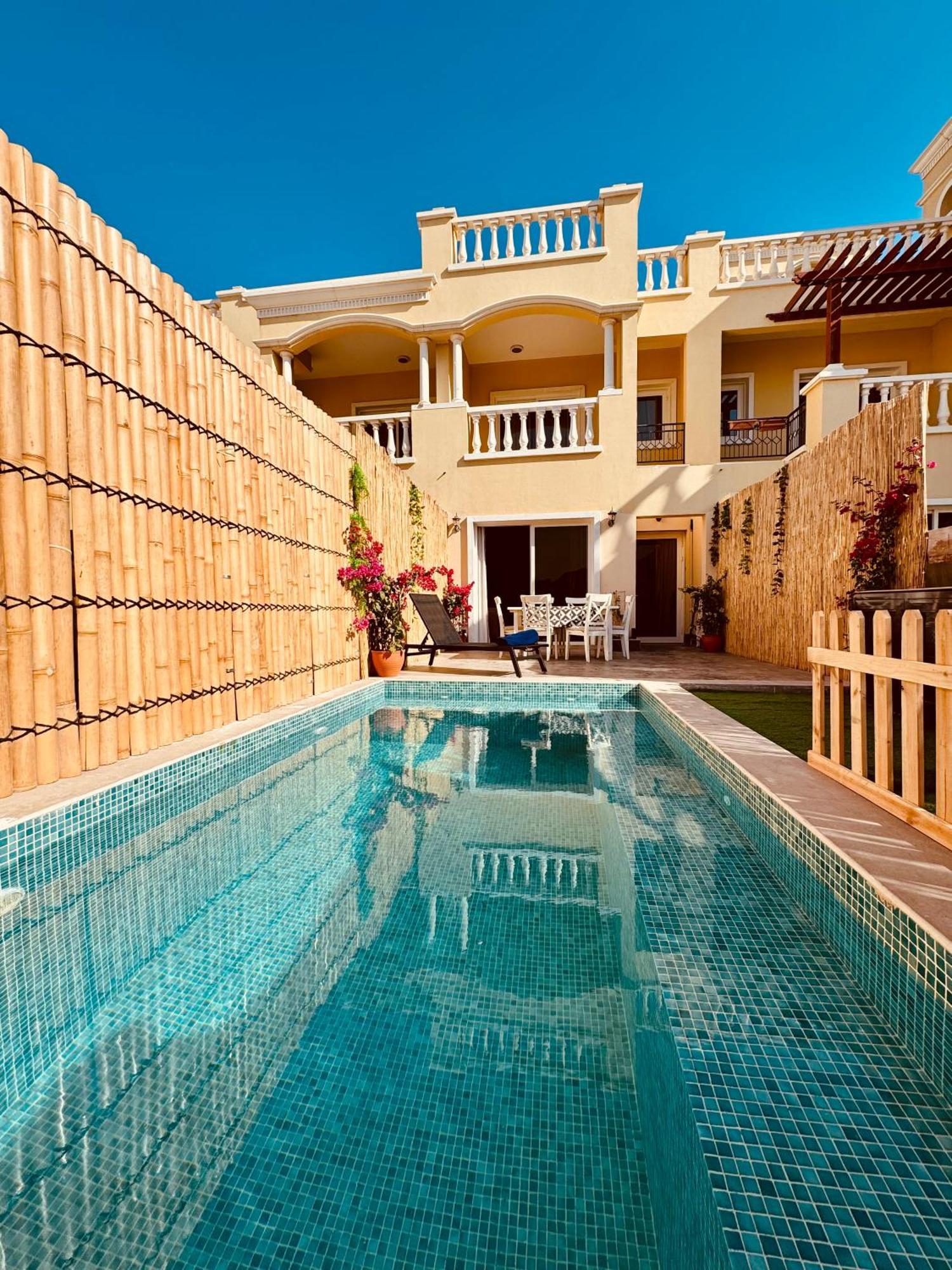 Villa Western Townhouse With Swimming Pool