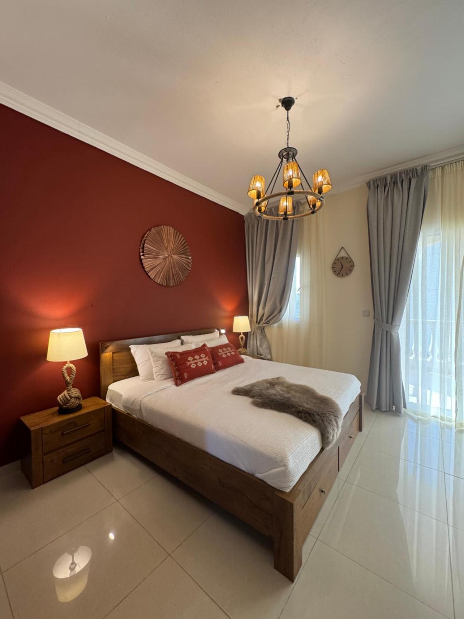 Western Townhouse With Private Swimming Pool *